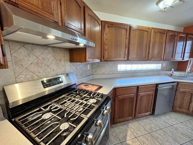 Building Photo - 210 Leon Ave