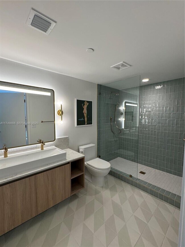 Building Photo - 601 NE 1st Ave