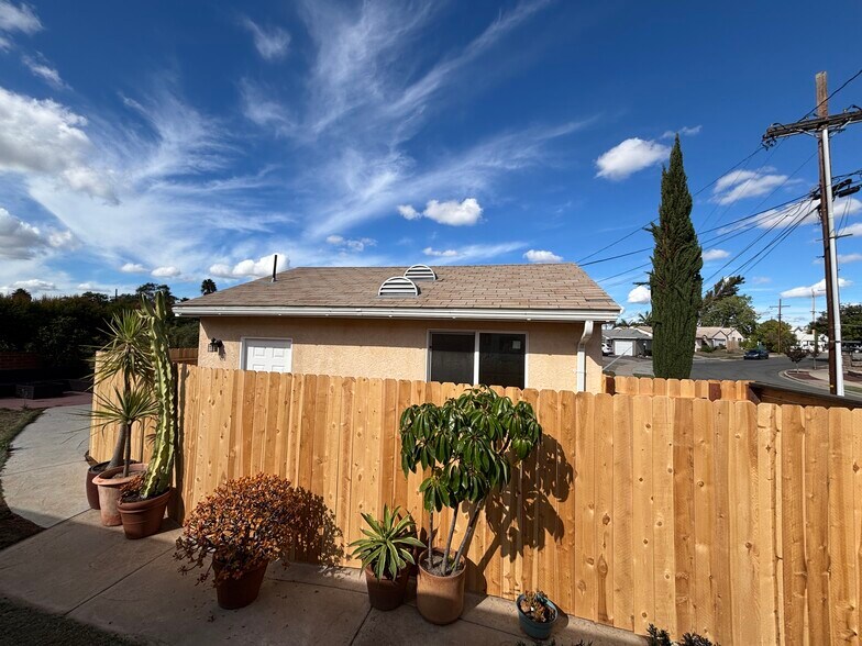 Building Photo - 4948 Twain Ave