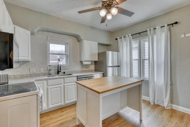 Building Photo - 122 S 77th St