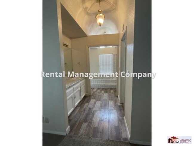 Building Photo - walking distance to grocery, drug stores ,...