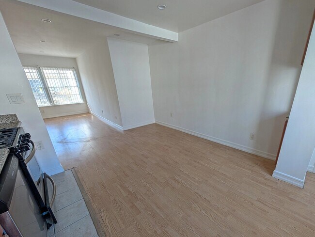 Interior Photo - 1051 S Wooster St