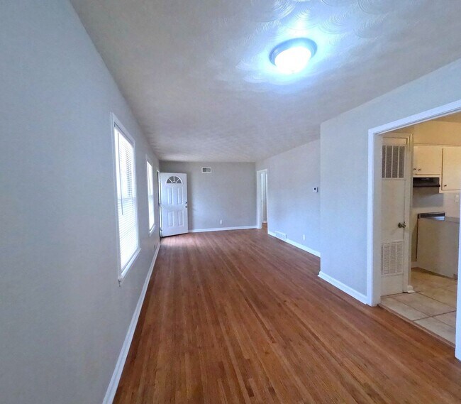 Building Photo - Renovated 4 Bed 1 Bath