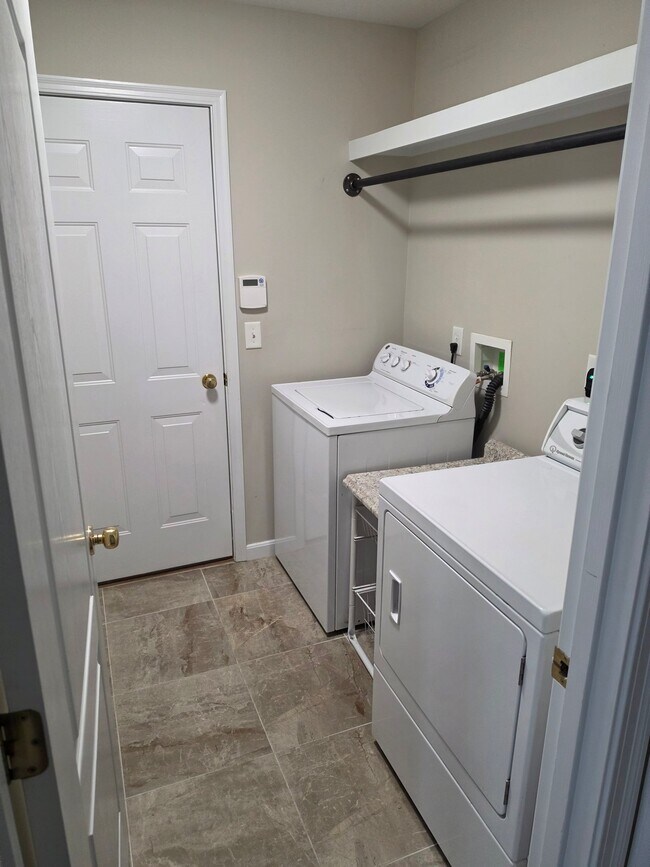 Building Photo - 9845 Burleigh Ln
