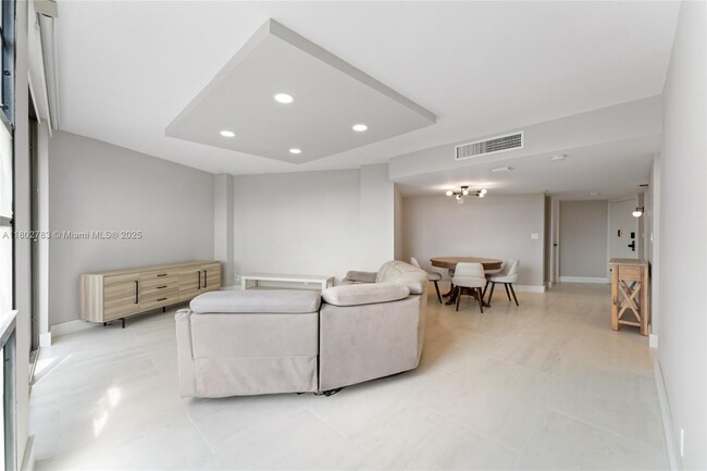 Building Photo - 3301 N Country Club Dr