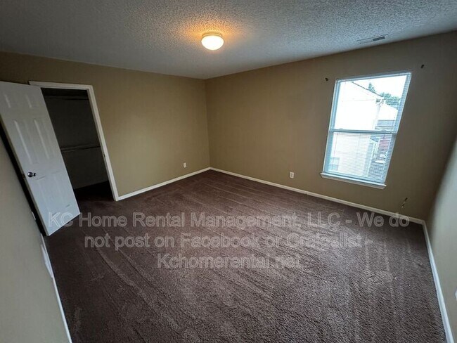 Building Photo - 9305 N Charlotte Ct
