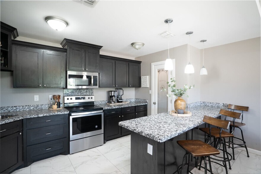Primary Photo - 1512 River Bend Dr