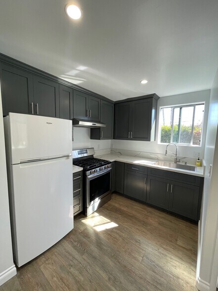 KITCHEN - 205 7th Ave