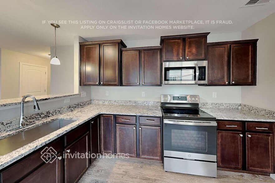 Building Photo - 4047 Creek Legend View