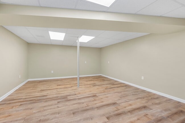 Building Photo - 607 E Wheel Rd