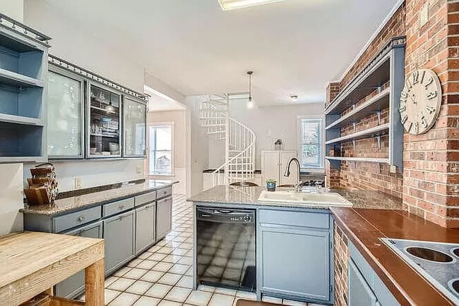 Building Photo - 3247 W 19th Ave