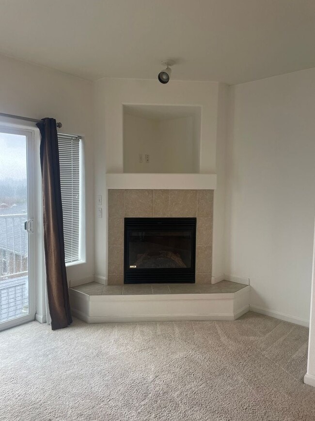 Building Photo - Beautiful Murray Hills Condo Townhome Now ...