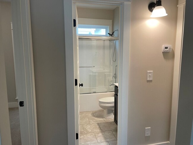 Building Photo - One level home with 2 Car Garage!