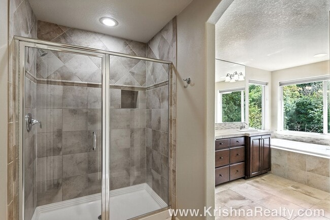 Building Photo - Gorgeous 6 BD* 3 BA* Single Family Home Located In Charming Arbor Meadows In Portland! **Minutes ...