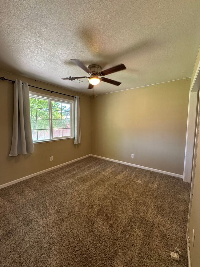 Building Photo - 3 bdrm 2 bath house on quiet cul -de-sac w...