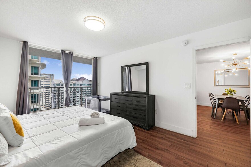 Building Photo - 1200 Brickell Bay Dr