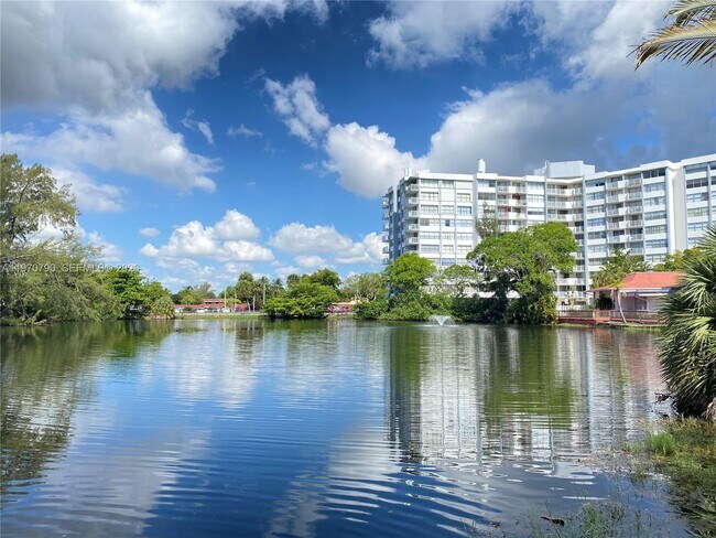 Building Photo - 1300 NE Miami Gardens Dr