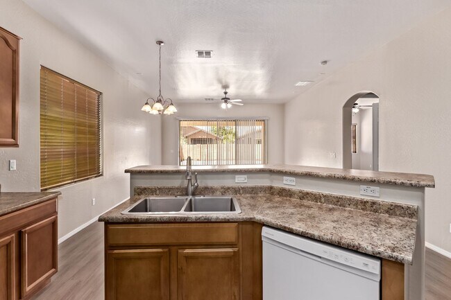 Building Photo - Single Story Large open floor plan home