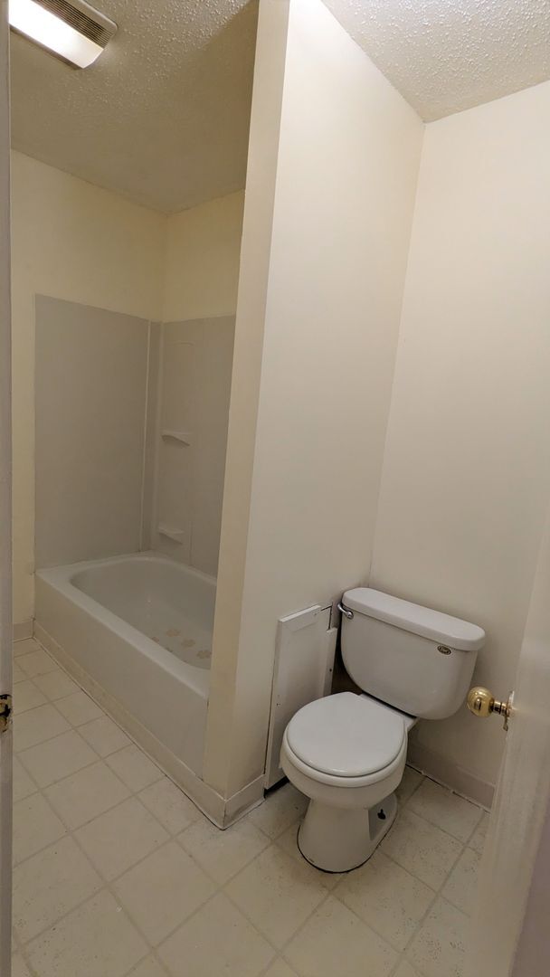 Building Photo - 717 Young Ave