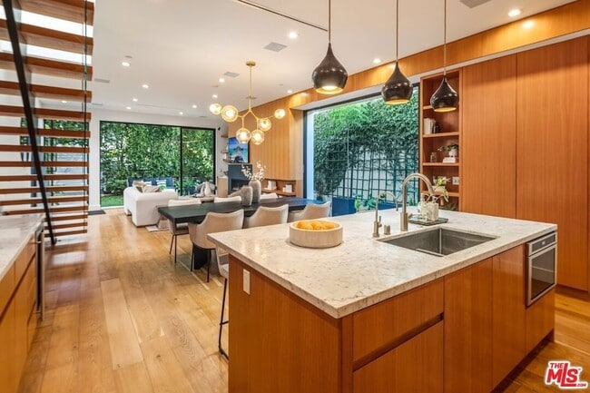 Building Photo - 722 Marine St