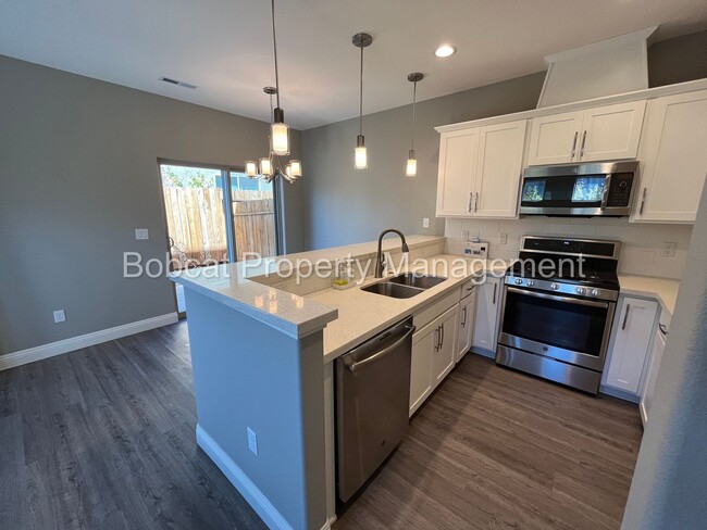 Building Photo - 3 Bedroom 2.5 Bathroom Townhouse in Carson...