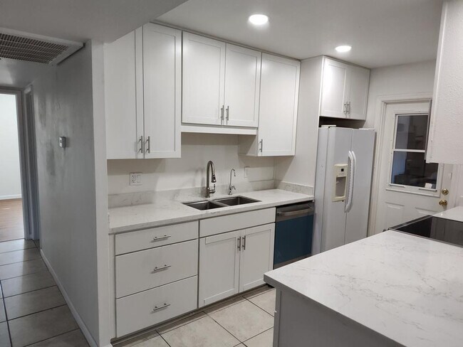 Building Photo - 2179 E Palmcroft Dr