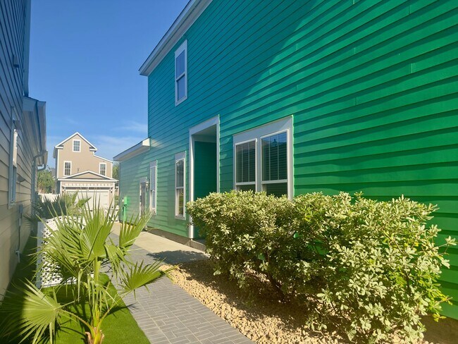 Building Photo - Market Common - Available Now!
