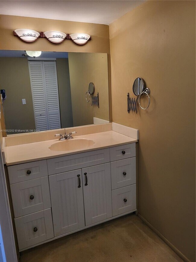 Building Photo - 3475 N Country Club Dr