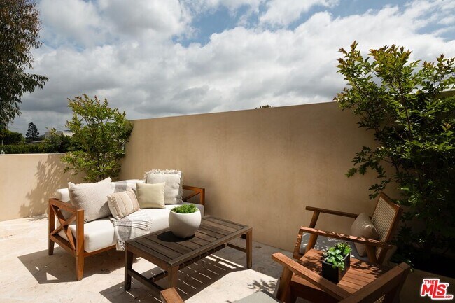 Building Photo - 11748 La Maida St