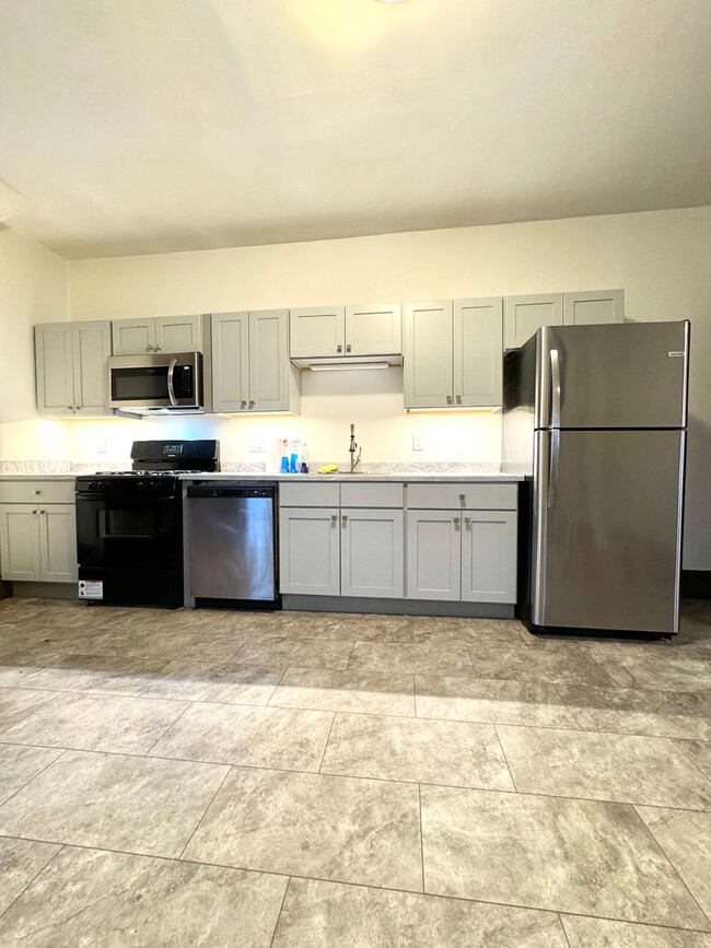 Building Photo - Spacious Duplex with hardwood floors and g...