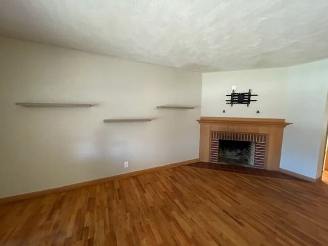 Building Photo - GREAT LOCATION!! Close to Mercy Hospital!