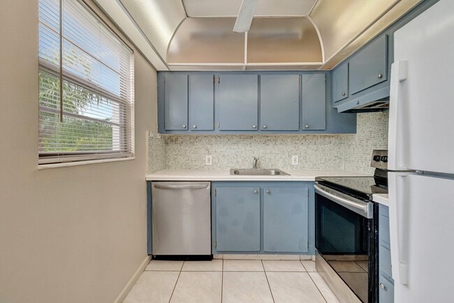 Building Photo - 393 Fanshaw J