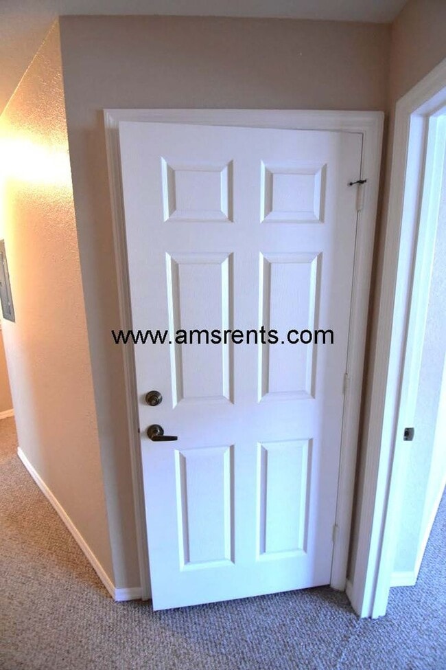 Building Photo - 4 bedroom and 3 bathroom Townhouse