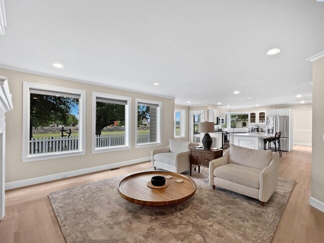 Building Photo - 4 Bedrooms Plus an Office Steps from the R...