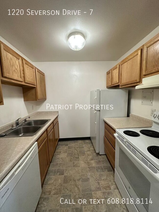 Building Photo - 1 bedroom/ 1 bath apartment in Sun Prairie...