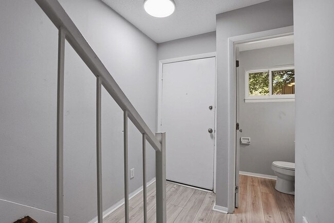 Building Photo - MINUTES to UNC!! 2 Bed 2.5 Bath Townhome - FURNISHED!  $500 Move in Incentive!