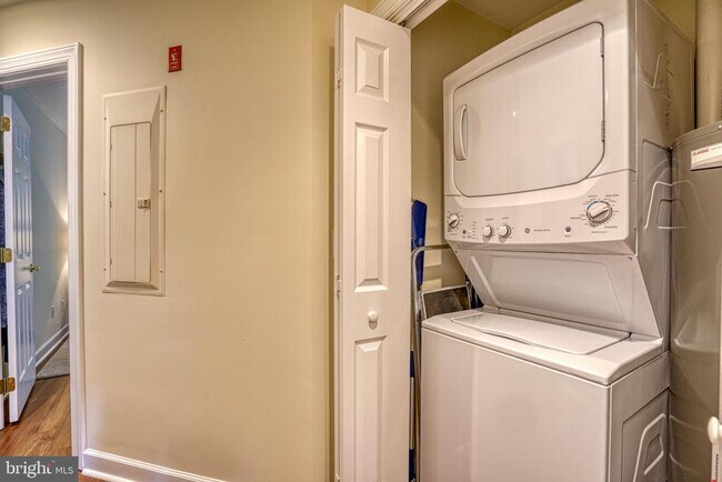 Building Photo - 28463 Pinehurst Cir