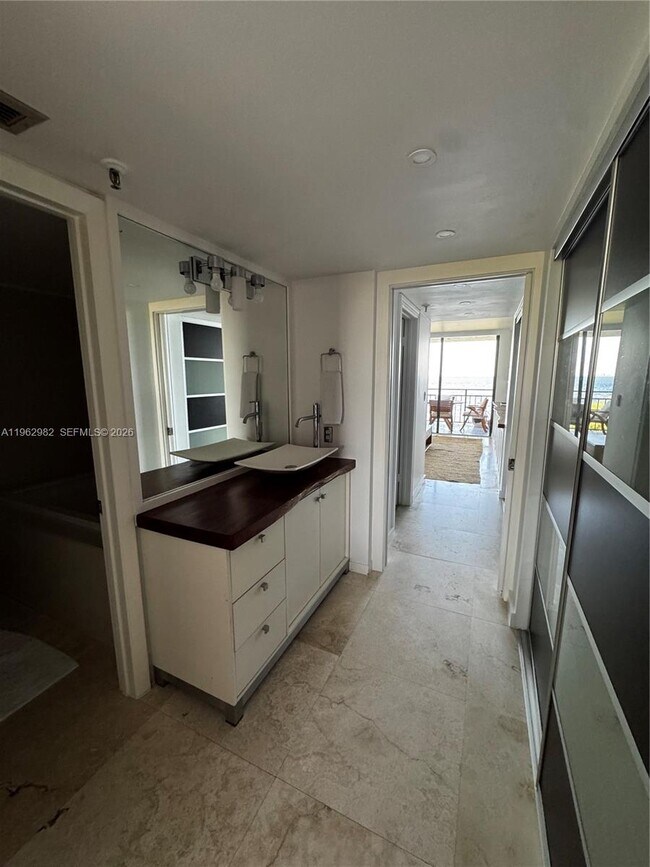 Building Photo - 1632 S Bayshore Ct