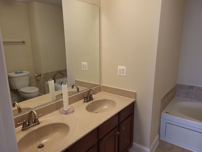 Building Photo - Fantastic 2 Bed 2.5 Bath Interior Townhome...