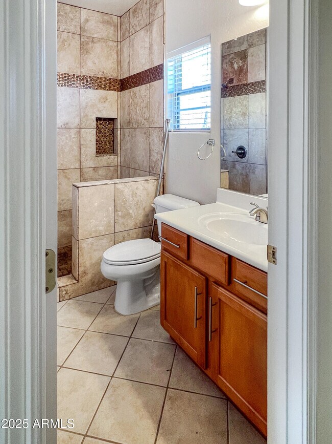 Building Photo - 1015 S Val Vista Dr