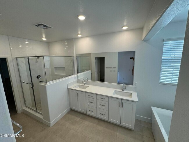 Building Photo - 701 Edward Scholle Dr