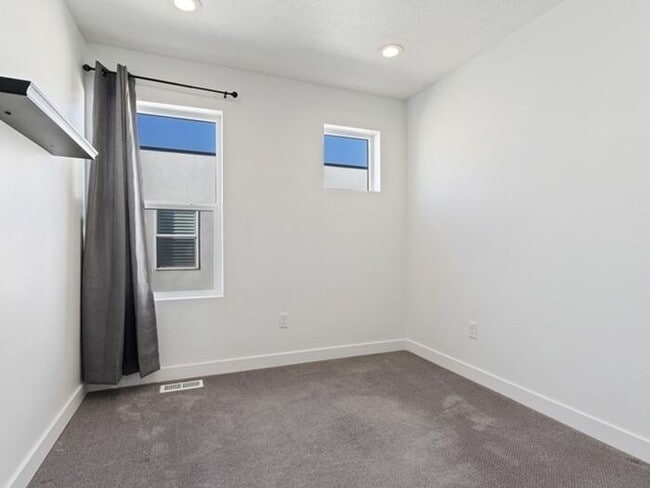 Building Photo - Downtown Beautiful 4 bed, 4 bath town-home