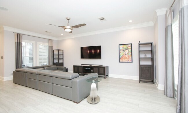 Building Photo - 15 E Breezy Way