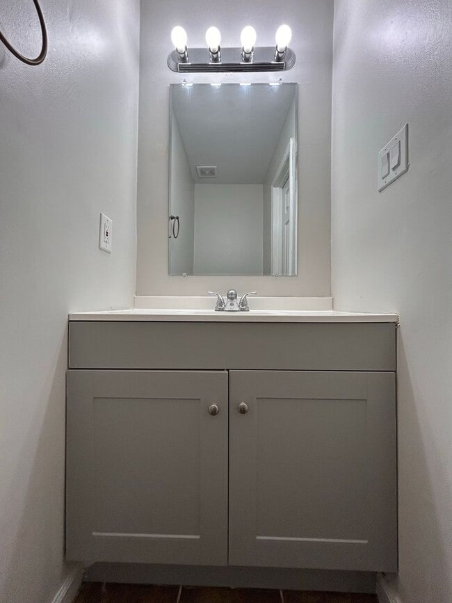 Building Photo - Spacious & Updated 4-Bedroom Gem in the He...