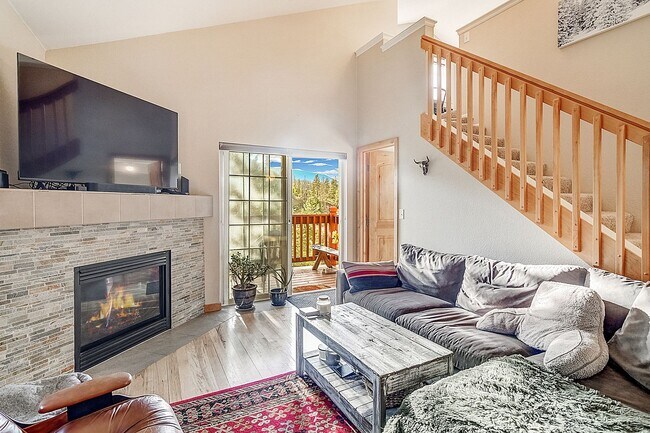 Primary Photo - Updated 3bed/3bath! 1 car garage! Heat inc...