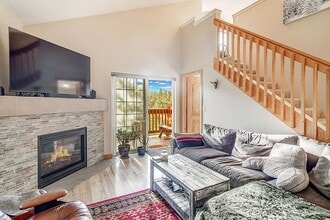 Building Photo - Furnished! Updated 3bed/3bath! 1 car garag...