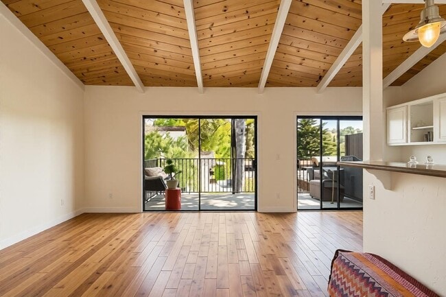 Building Photo - 990 Miramonte Dr