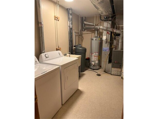 Building Photo - 6886 Meadow Grass Ln S