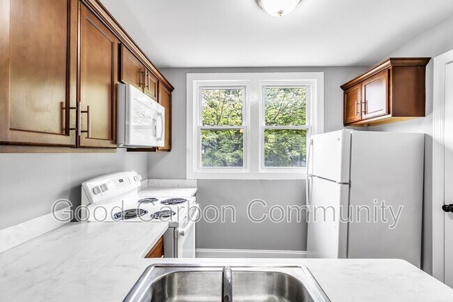 Building Photo - 618 Elmwood Ave