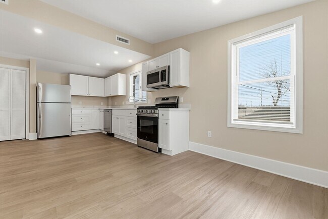 Building Photo - 142 Elliott St